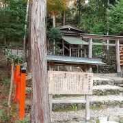 静かにたたずむ髪の神社