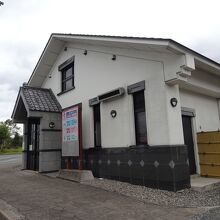 トイレなどがある建物