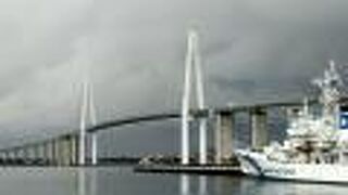 高さのある大橋、下には渡船も