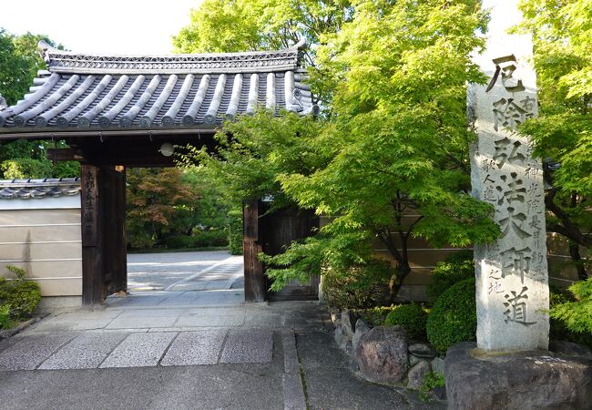 西賀茂の弘法さんとして親しまれる真言宗の単立寺院