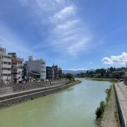 金沢市街を悠々と流れる