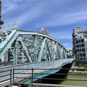 鋼材を組み合わせた水色の橋