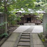 円覚寺の山門をくぐってすぐ