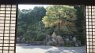 方丈前に広がる枯山水庭園「鶴亀の庭」