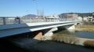 鴨川に架かる御池通の橋