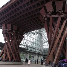 JR金沢駅の兼六園口にある鼓門は迫力があります。