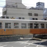 ローカル色豊かな可愛らしいカラーリングの車体