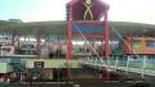 中央の公園を囲むような構造のショッピングモール