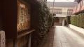 参道の草木は見事に刈られる