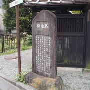 本覚寺の山門前