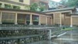 雨の湯路広場は誰もいない