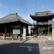 池鯉鮒宿の旧東海道沿いにある寺です。