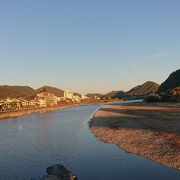 秋の日の夕方、長良橋付近から長良川の流れを眺めました 