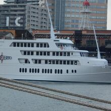 神戸港をクルーズします。