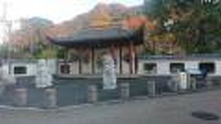 庭園付近の紅葉が見頃の時期に訪問