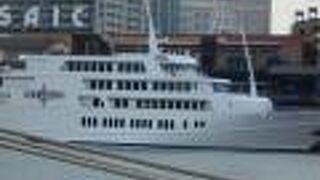 神戸港のレストランクルーズ船