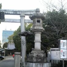 岐阜駅近く、南側の裏通りに入口がある神社です。
