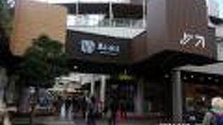 広場を中心にしたショッピングモールです。