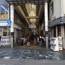 懐かしい雰囲気のアーケード商店街です