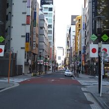 外堀通りから昭和通りまで続きます