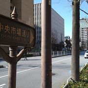 朝日新聞社の脇を通る道