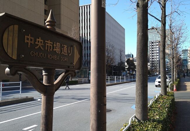 朝日新聞社の脇を通る道