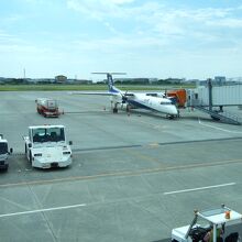 松山空港ではボーディングブリッジから搭乗でした