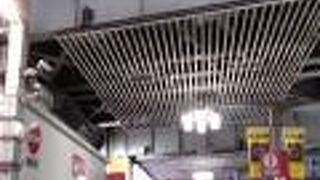 上野ヤマシロヤの横