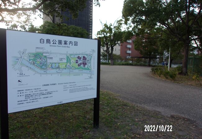 堀川の西岸に新しく整備された公園です。