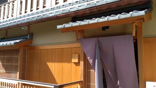 飲食店が集まっている