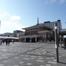 JR奈良駅前に建っています（バスロータリー付近）