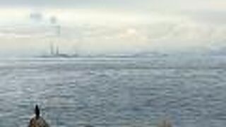 海に工場や橋の陽炎