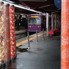 「友禅」を用いたポールのある駅に停車の嵐電