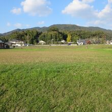 学校院跡と四王寺山