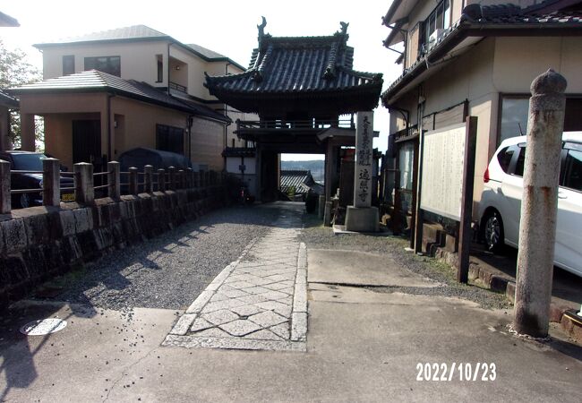 旧東海道沿で亀山宿にあります。