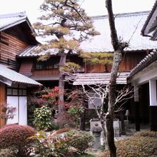 中庭で手入れされた植木を見ながら一息つけます