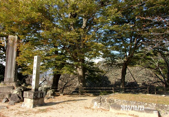 本丸跡に多門櫓が復元されています。