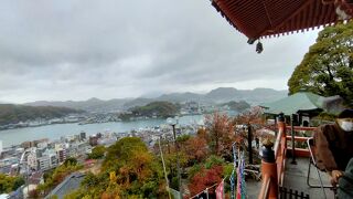 雨降りでしたが、やっぱり千光寺道（坂）を上がると、対岸の向島の景色も一味違って見えます