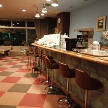 ロビーのフリードリンクバー