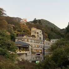 渓流沿いに建っています。