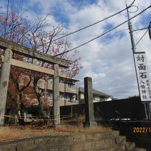 源頼朝義経兄弟の対面石 (八幡神社)