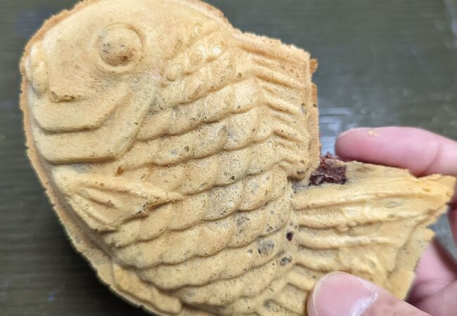 Taiyaki shope where you can enjoy different textures of taiyaki crusts and plenty of red bean paste