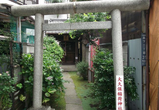 住宅地の中の小さな神社