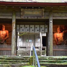 山門の仁王像がお出迎え