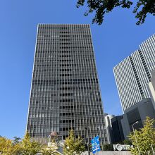 １階が宝くじ売り場です