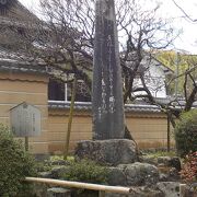 菅原道真公が都を去るときに梅に惜別の情を込めて歌った有名な歌の歌碑です。