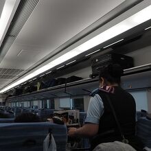 混雑する車内