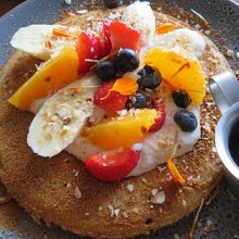 盛り付けが可愛らしいそば粉のパン粉と…、