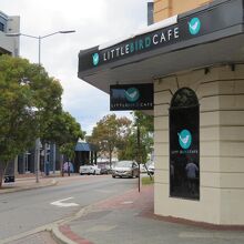 すっきりとしたお店の外観。