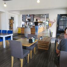 店内もすっきりとした広さ。窓側席に陣取ると…、